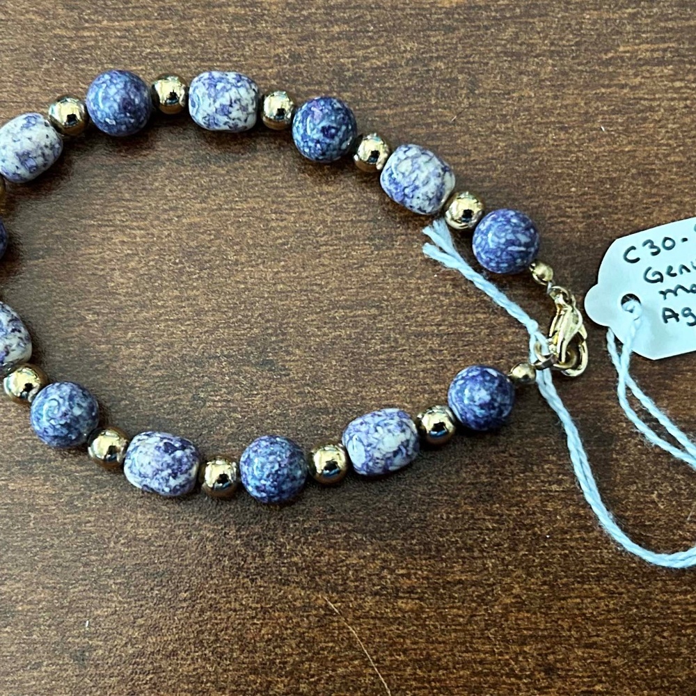 BRACELET, MARBLE AGATE IN PURPLE MIX WITH GOLD-TONE BEADS, LOBSTER CLASP, LENGTH